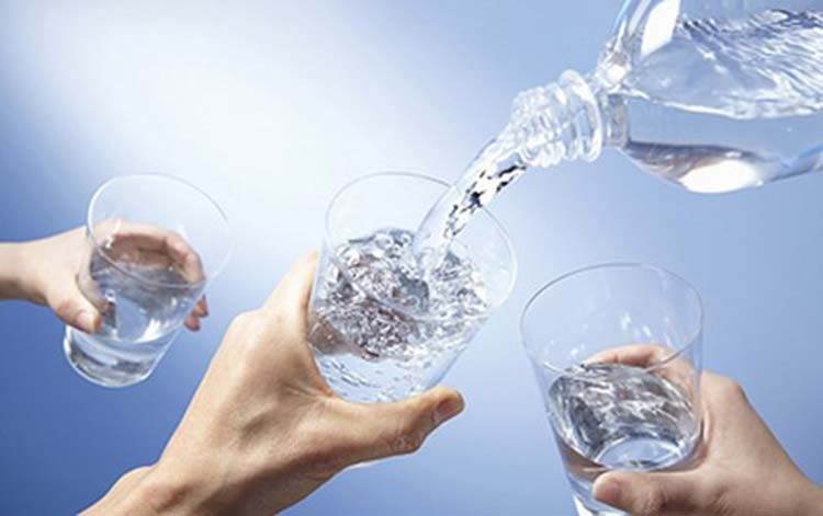 Uống đủ nước lọc sẽ tốt cho thận và gan